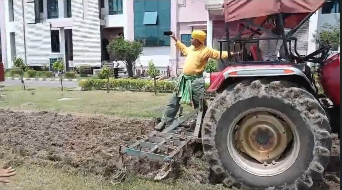 মাঠ চাষ — ট্রাক্টর ও কালটিভেটর দিয়ে জমি তৈরি।