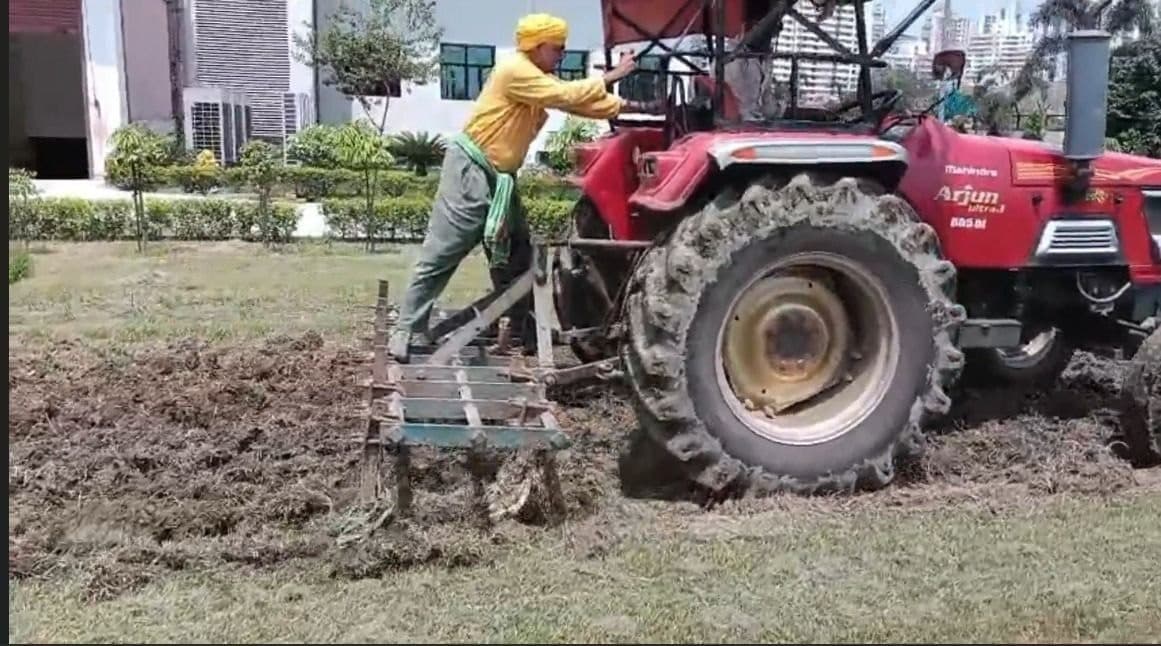 মাঠ চাষ — ট্রাক্টর ও কালটিভেটর দিয়ে জমি তৈরি।