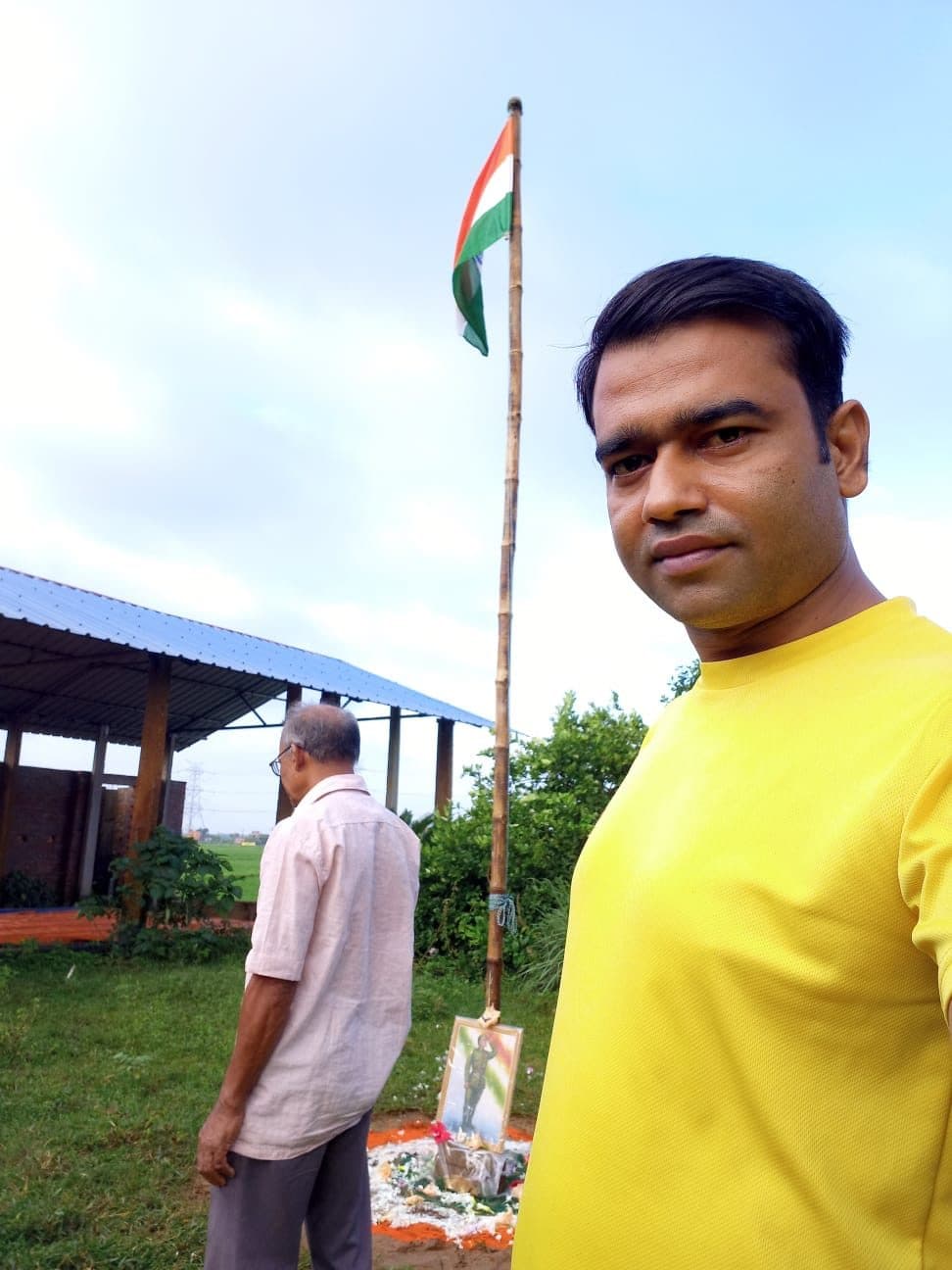পতাকা উত্তোলন ও শ্রদ্ধাঞ্জলি — গ্রামের উঠোন।