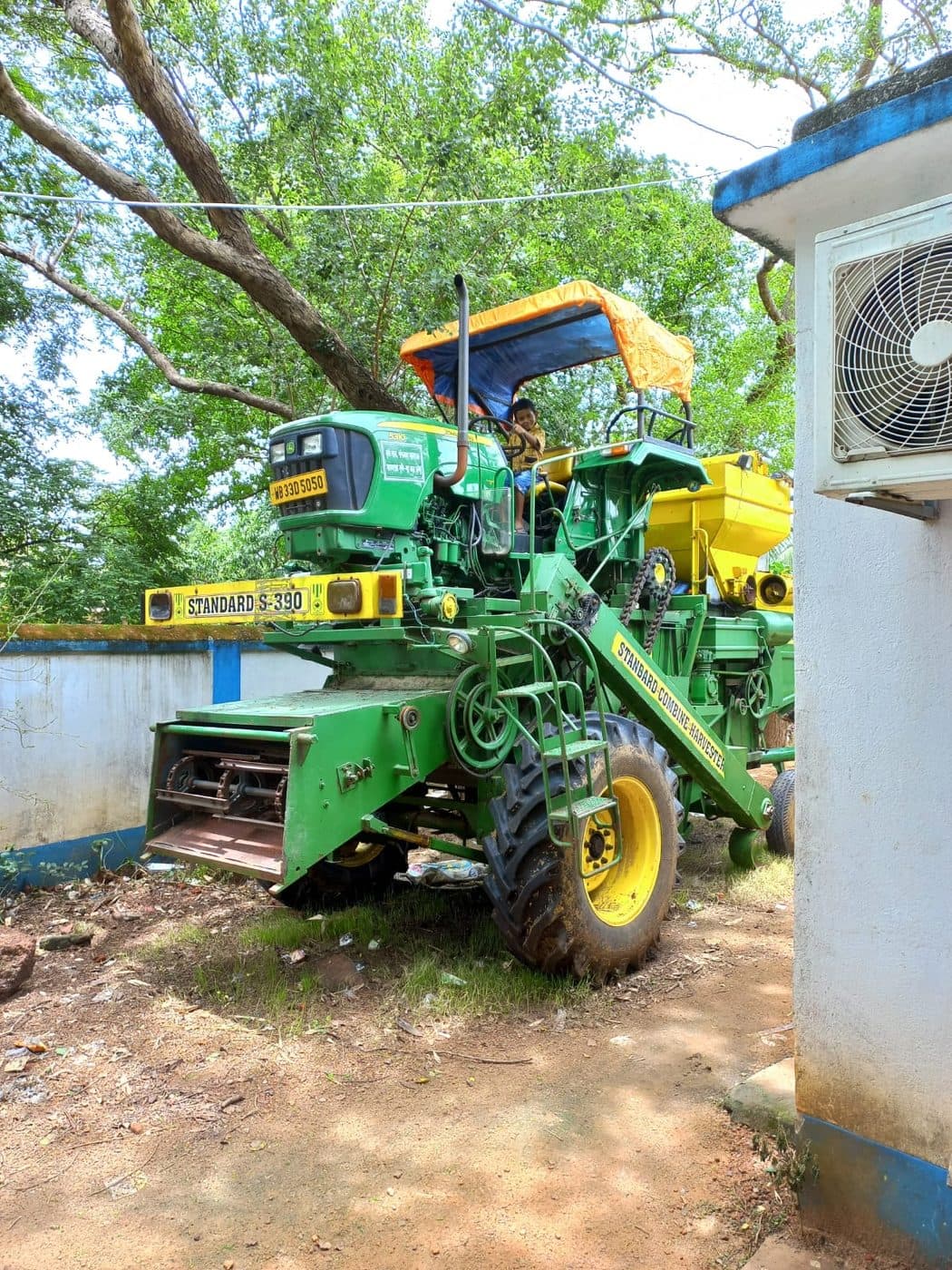 খামারের কম্বাইন হারভেস্টার — Standard S-390 / John Deere 5310।
