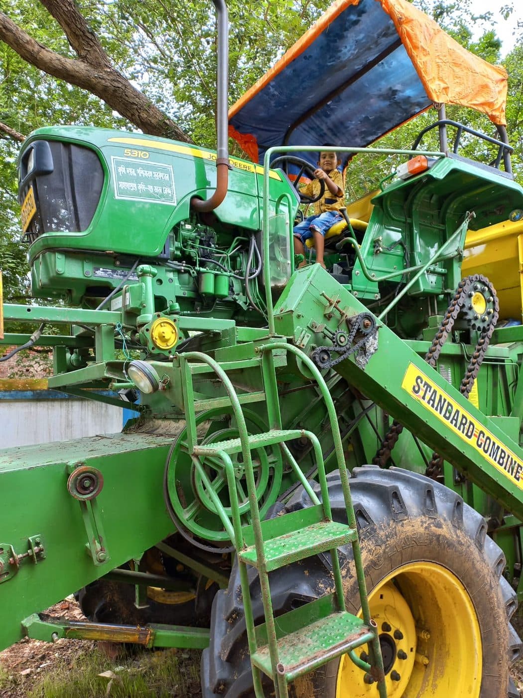 খামারের কম্বাইন হারভেস্টার — Standard S-390 / John Deere 5310।